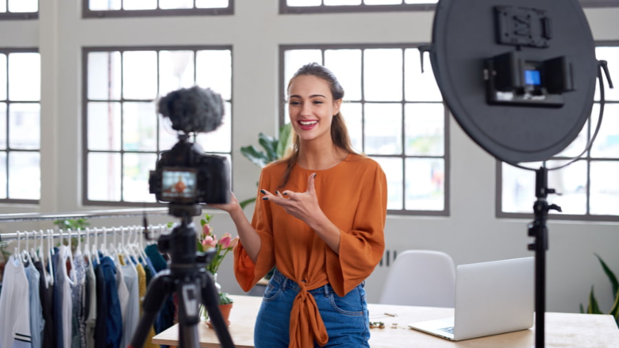 7 Key Advantages of Social Media Advertising For Your Business